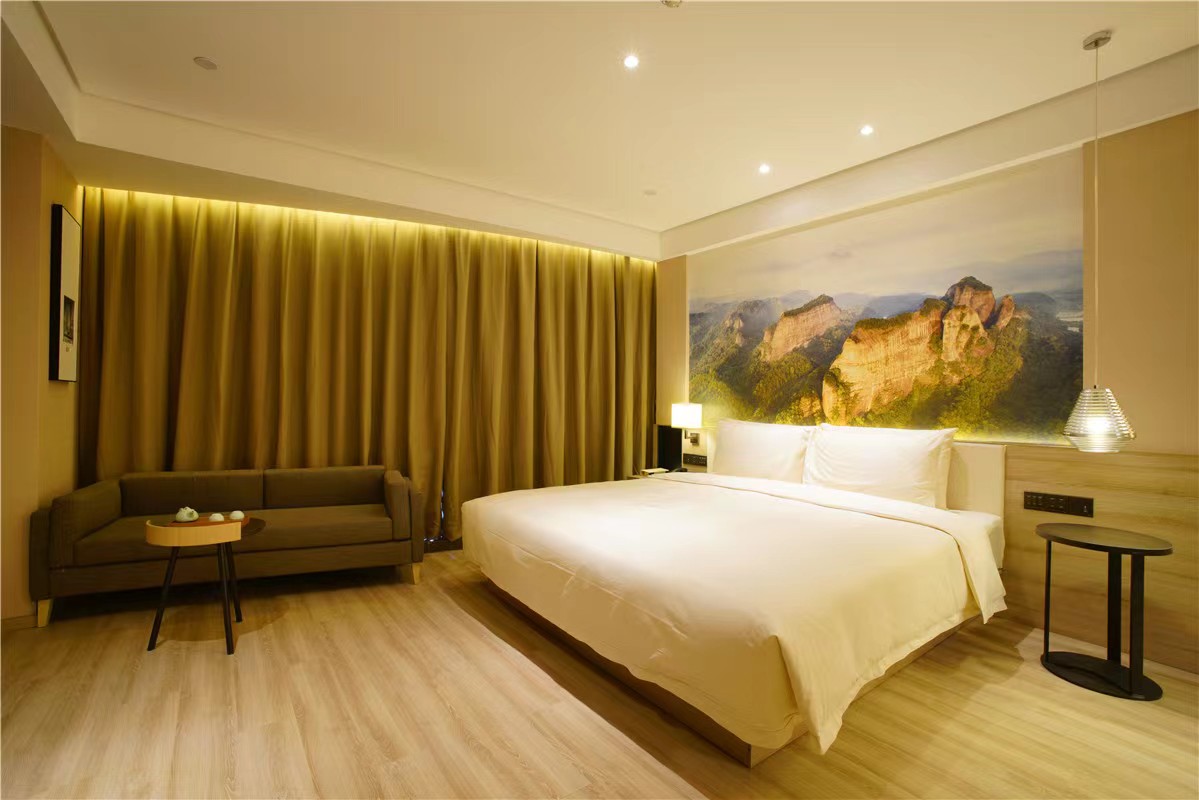 Upgrade to Premium ห้องพัก-แพคเกจF โรงแรม4ดาว+อาหารเช้า-ติดตลาดใหญ่ในเมืองติดรถไฟฟ้า-ใจกลางเมือง-เตียงใหญ่